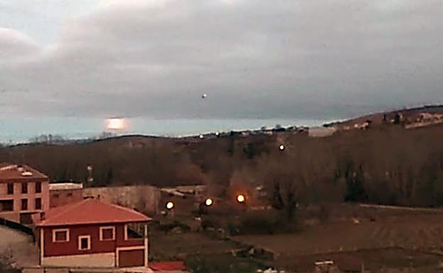 Imagen tomada esta tarde, con el helicóptero de búsqueda en el cielo.