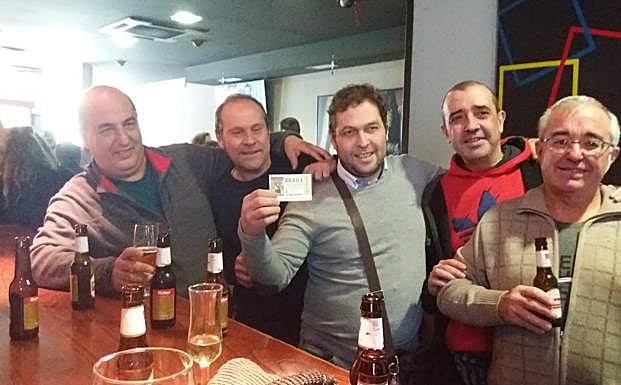 Uno de los cerveranos afortunados, este sábado con el décimo premiado. 