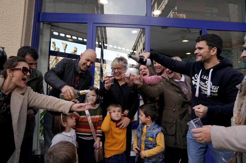 Propietarios y clientes de una administración de Lotería de Gernika celebran El Gordo.