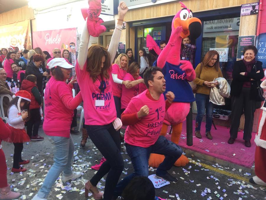 Celebración en la administración 'El Perolo' de San Pedro, en Murcia, donde se ha vendido parte del Primer Premio.