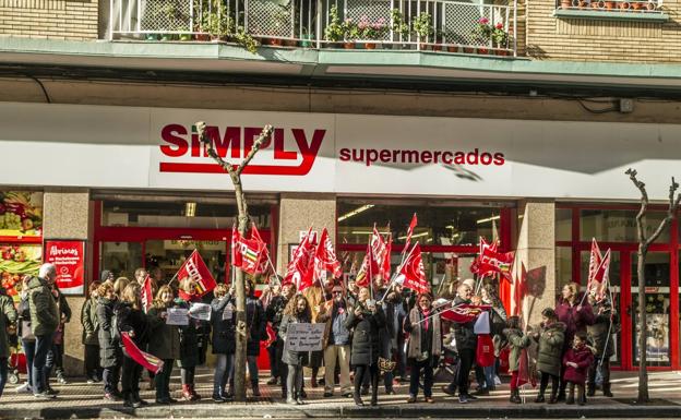 Protesta de los trabajadores de Simply: «No es necesario abrir tanto tiempo»