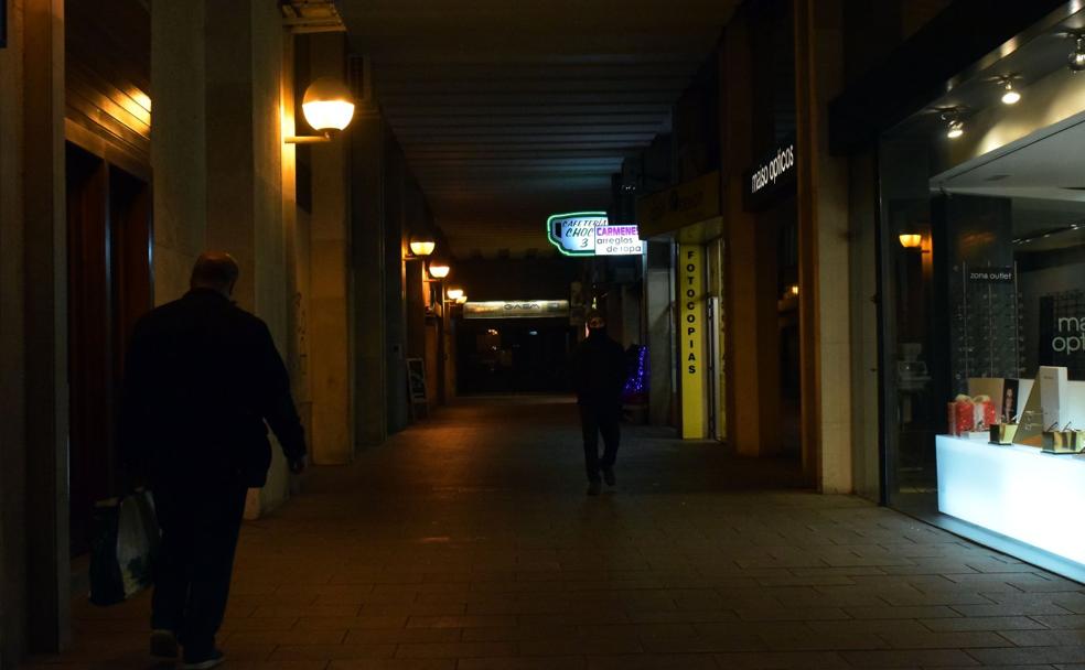 Pasaje de República Argentina. La falta de iluminación provoca inseguridad a los comerciantes. :: 