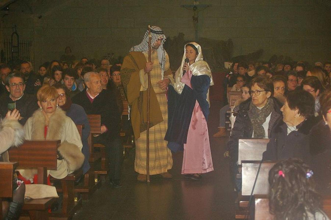 Cenicero ha revivido, como es tradición, la estampa navideña del portal de Belén. Los actores del pueblo han encarnado en la iglesia a los principales protagonistas del nacimiento.