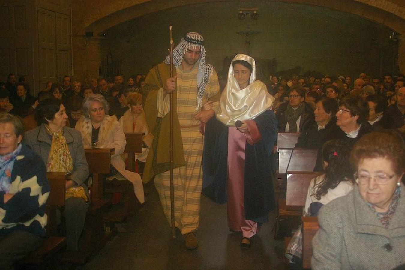 Cenicero ha revivido, como es tradición, la estampa navideña del portal de Belén. Los actores del pueblo han encarnado en la iglesia a los principales protagonistas del nacimiento.