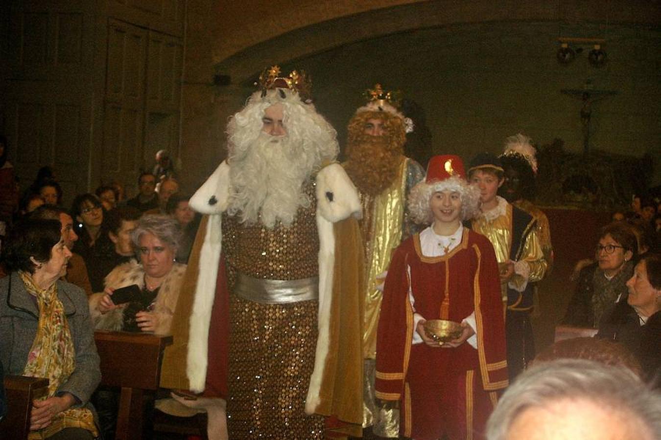 Cenicero ha revivido, como es tradición, la estampa navideña del portal de Belén. Los actores del pueblo han encarnado en la iglesia a los principales protagonistas del nacimiento.