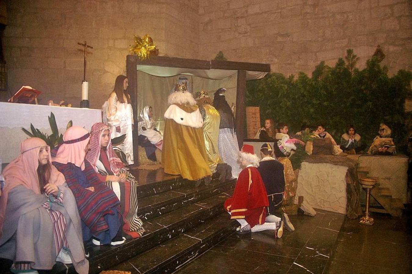 Cenicero ha revivido, como es tradición, la estampa navideña del portal de Belén. Los actores del pueblo han encarnado en la iglesia a los principales protagonistas del nacimiento.