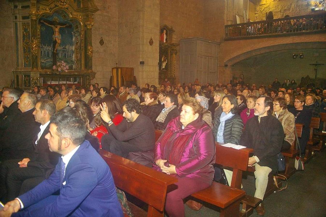 Cenicero ha revivido, como es tradición, la estampa navideña del portal de Belén. Los actores del pueblo han encarnado en la iglesia a los principales protagonistas del nacimiento.