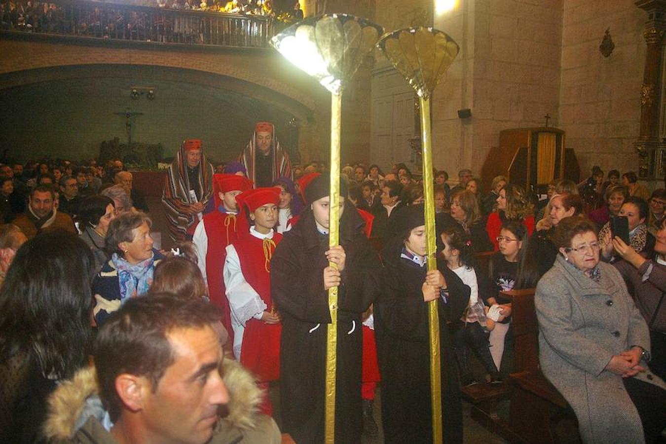 Cenicero ha revivido, como es tradición, la estampa navideña del portal de Belén. Los actores del pueblo han encarnado en la iglesia a los principales protagonistas del nacimiento.