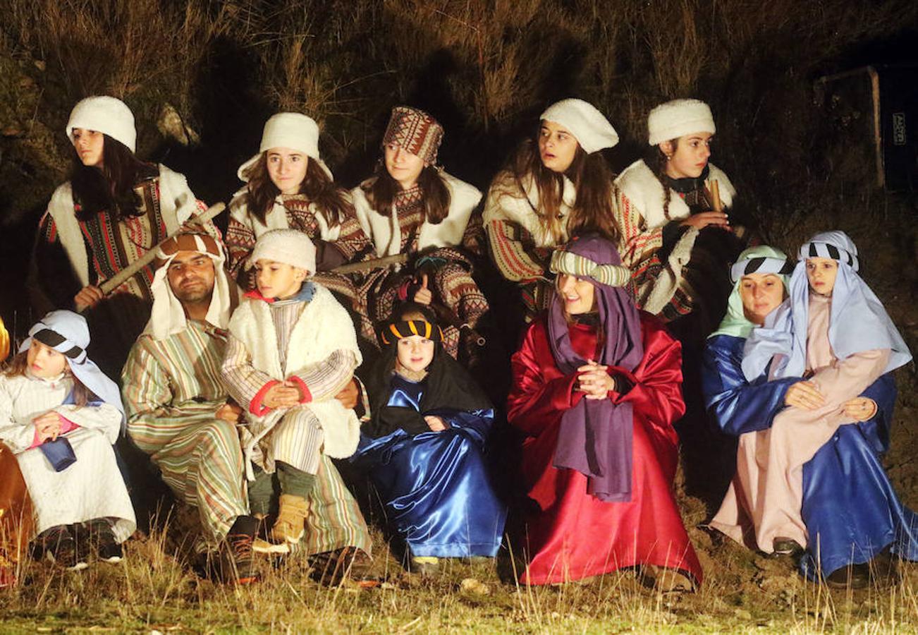 Más de 150 vecinos escenificaron en el Monte Viso el Nacimiento de Jesús, en una cita que cumple 48 años