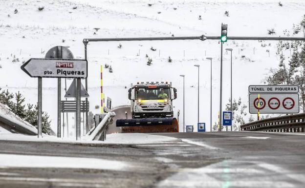 Una máquina quitanieves despeja el asfalto en el lado riojano del entorno del túnel de Piqueras. 