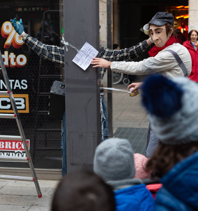 Arranca el festival de marionetas con un espectáculo callejero que recorrió el centro de Logroño