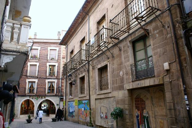 Fachada de la Casa de los Rodezno en la calle Garrán. 