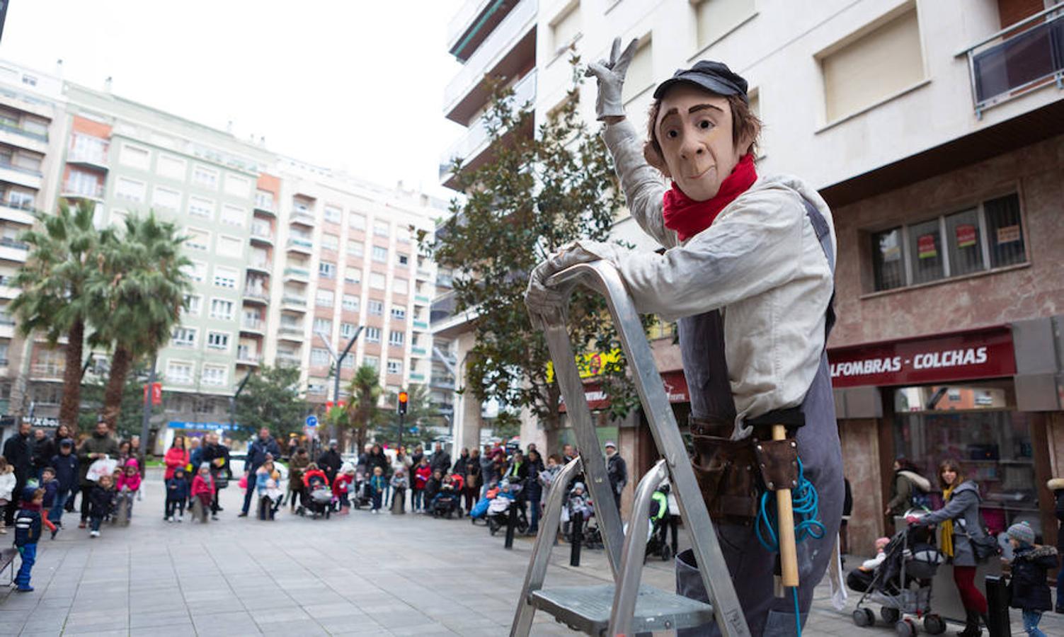 Arranca el festival de marionetas con un espectáculo callejero que recorrió el centro de Logroño