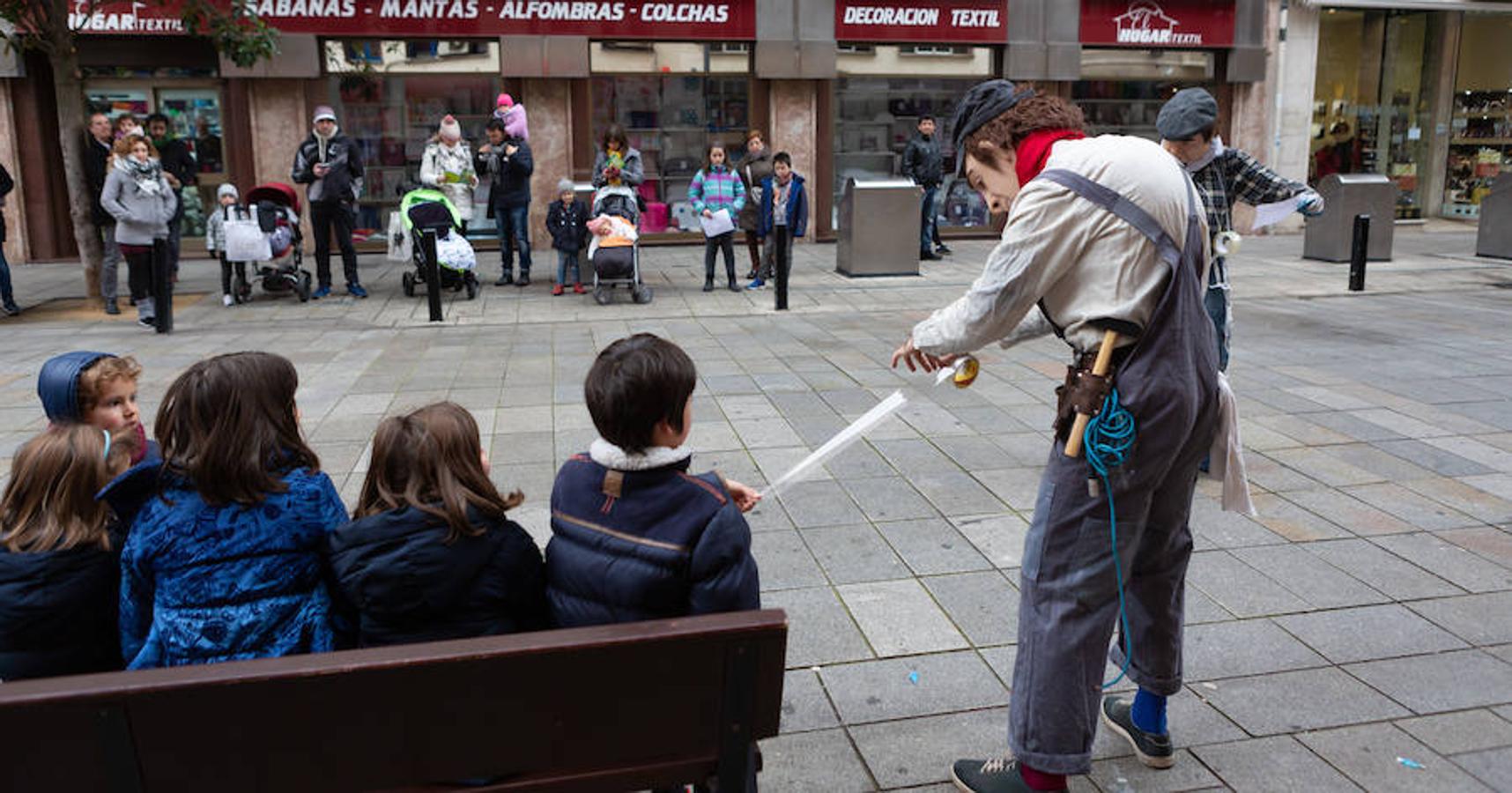 Arranca el festival de marionetas con un espectáculo callejero que recorrió el centro de Logroño