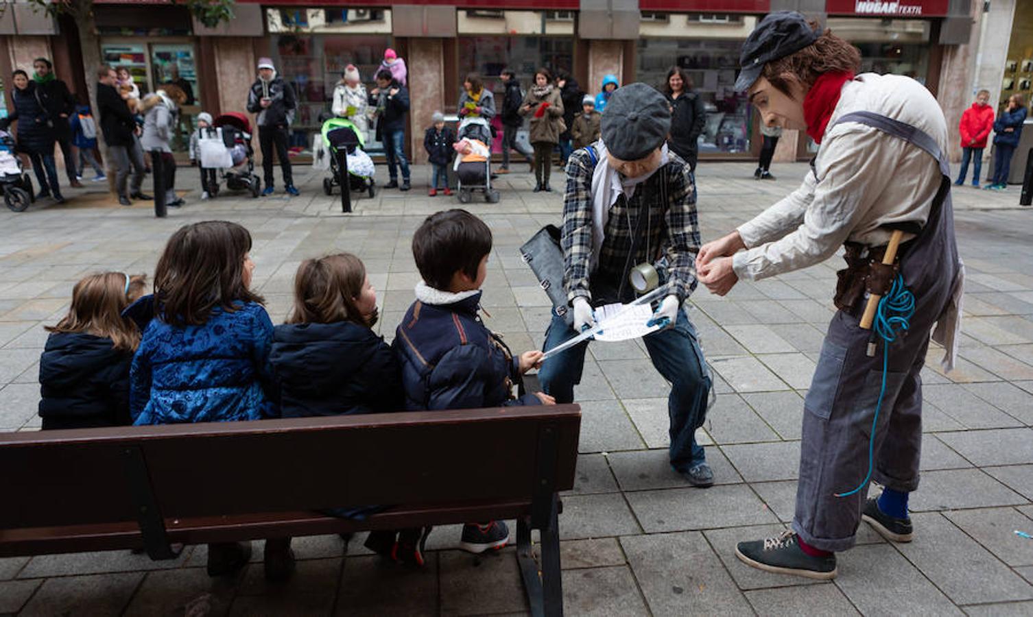 Arranca el festival de marionetas con un espectáculo callejero que recorrió el centro de Logroño