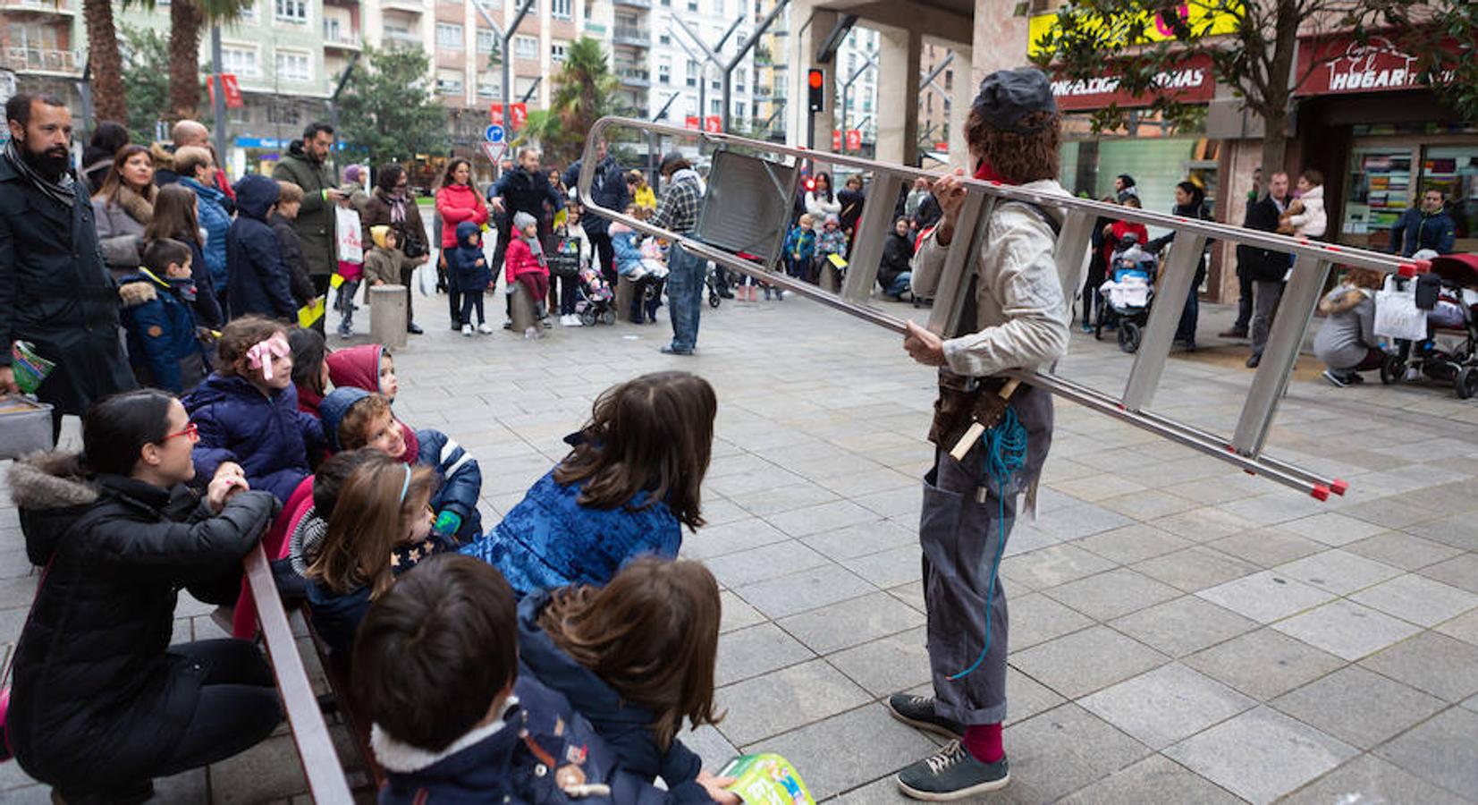 Arranca el festival de marionetas con un espectáculo callejero que recorrió el centro de Logroño