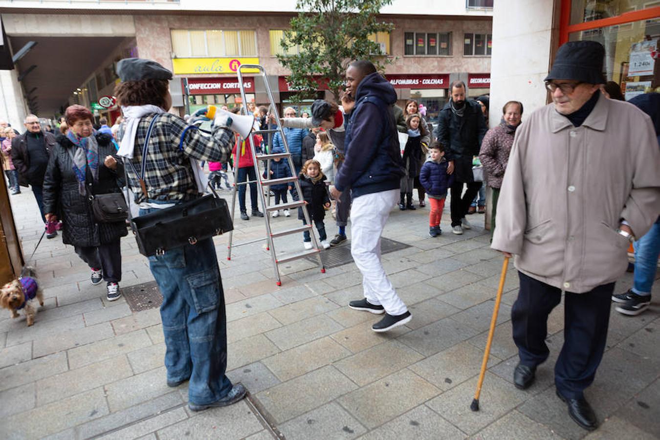 Arranca el festival de marionetas con un espectáculo callejero que recorrió el centro de Logroño