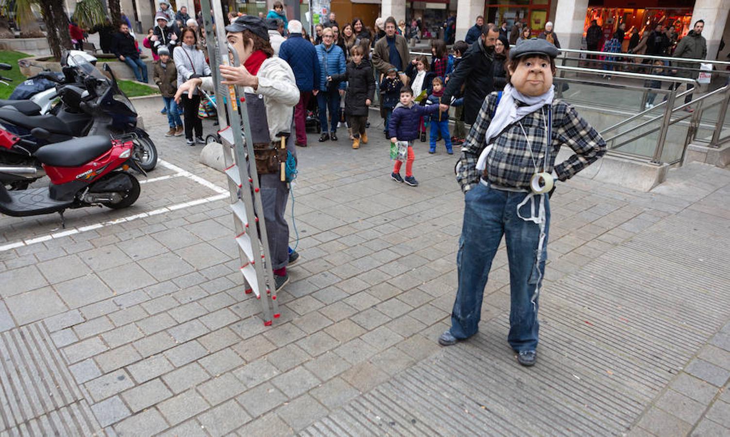 Arranca el festival de marionetas con un espectáculo callejero que recorrió el centro de Logroño