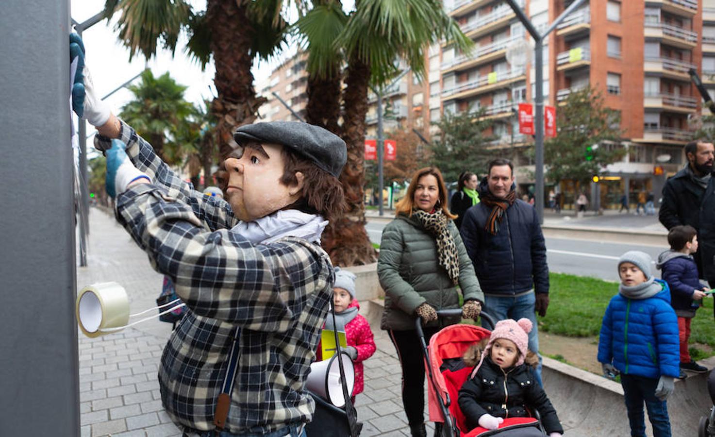 Arranca el festival de marionetas con un espectáculo callejero que recorrió el centro de Logroño