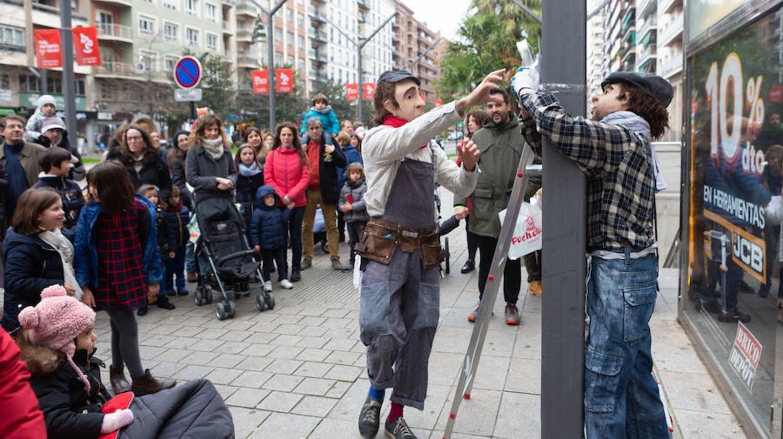 Arranca el festival de marionetas con un espectáculo callejero que recorrió el centro de Logroño