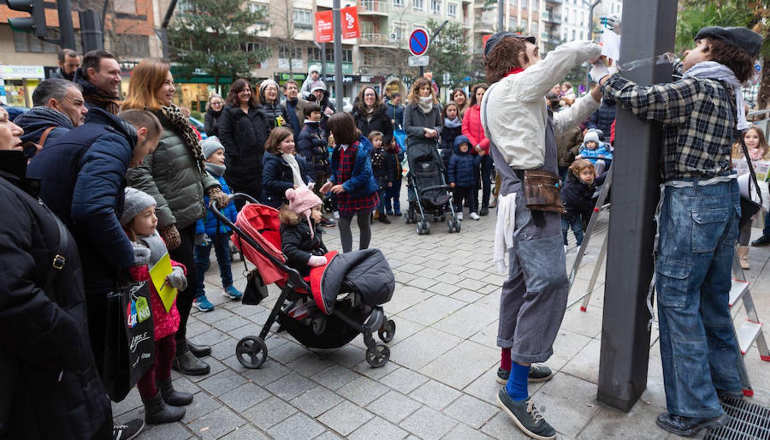 Arranca el festival de marionetas con un espectáculo callejero que recorrió el centro de Logroño