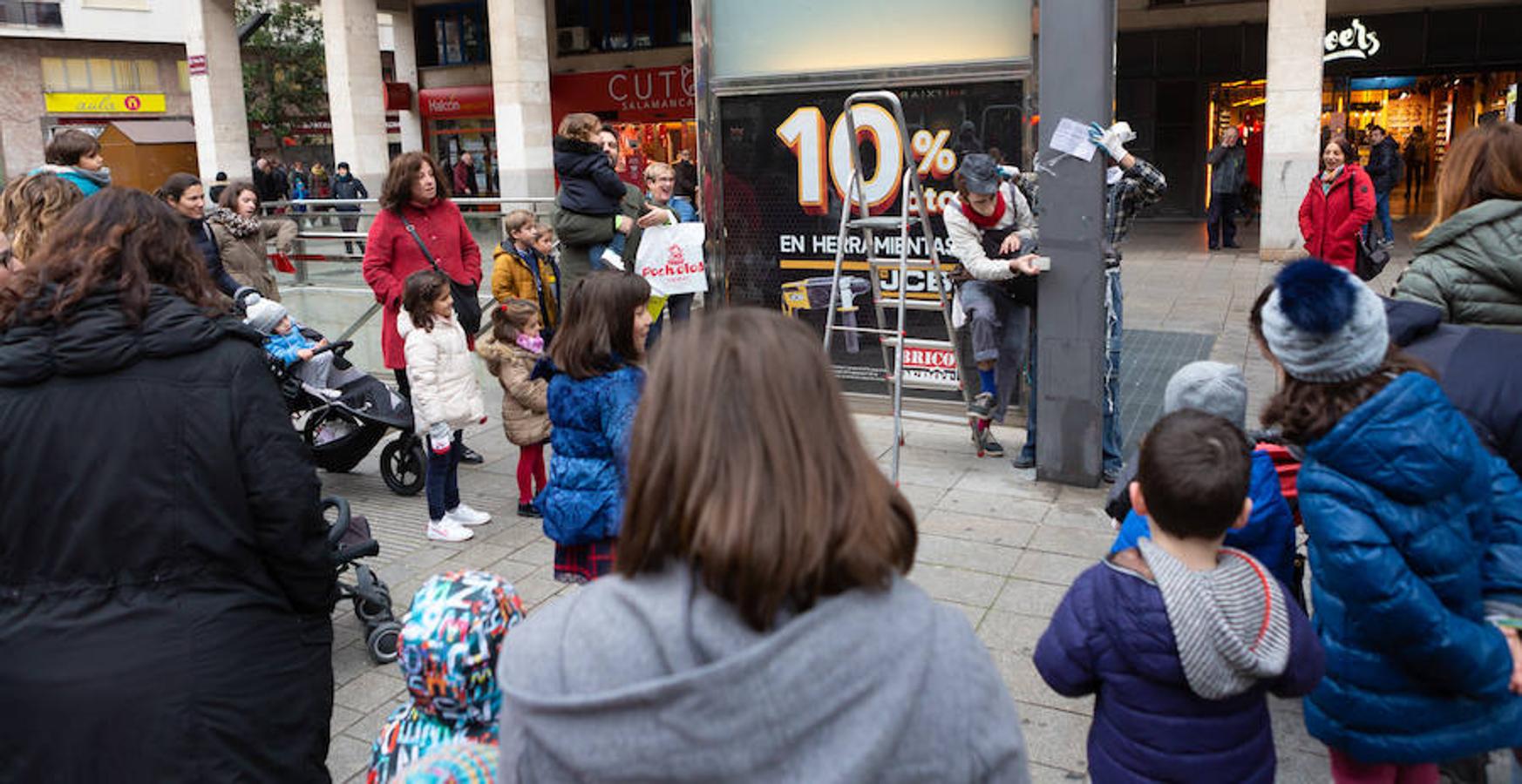 Arranca el festival de marionetas con un espectáculo callejero que recorrió el centro de Logroño