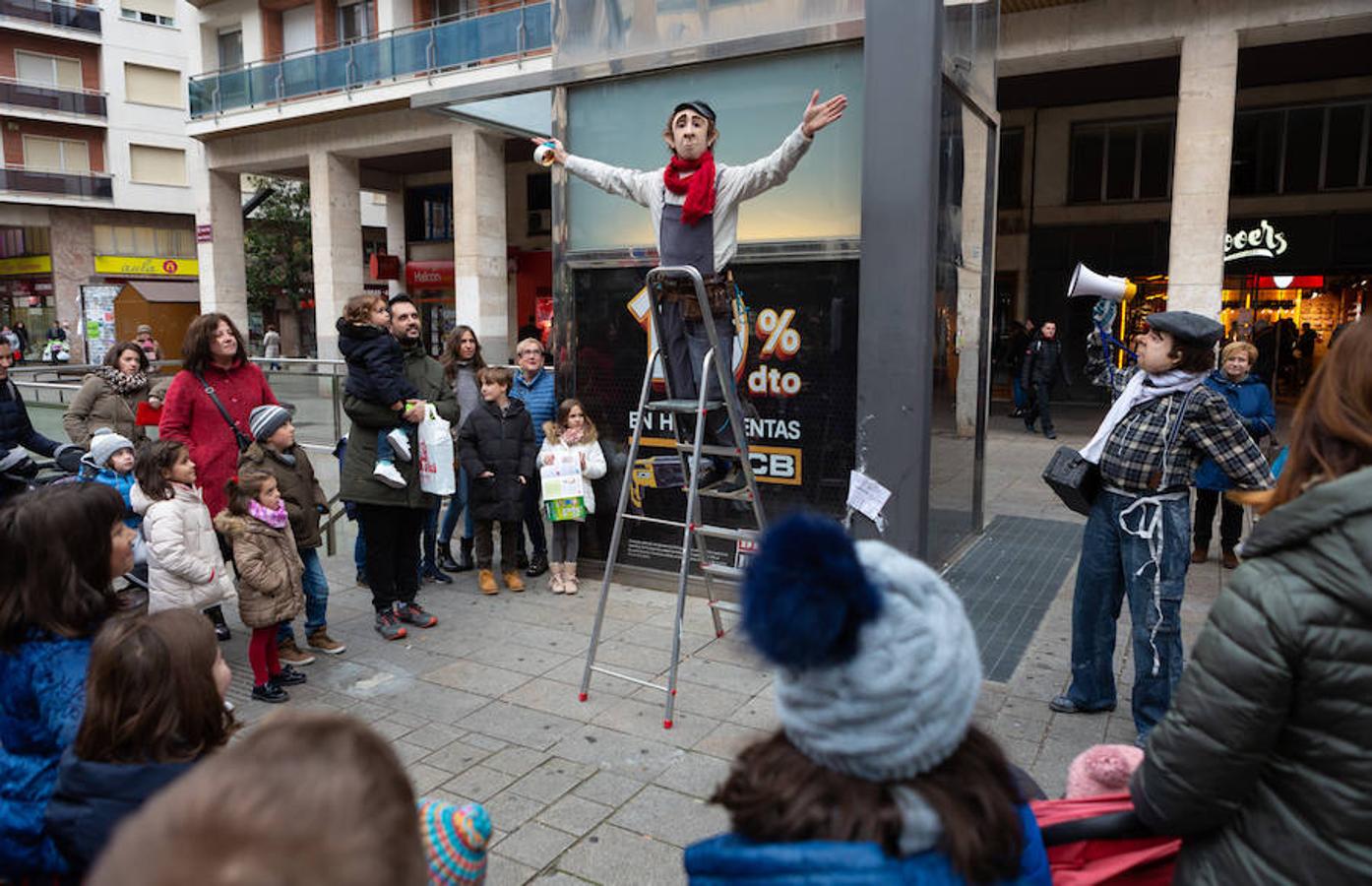 Arranca el festival de marionetas con un espectáculo callejero que recorrió el centro de Logroño