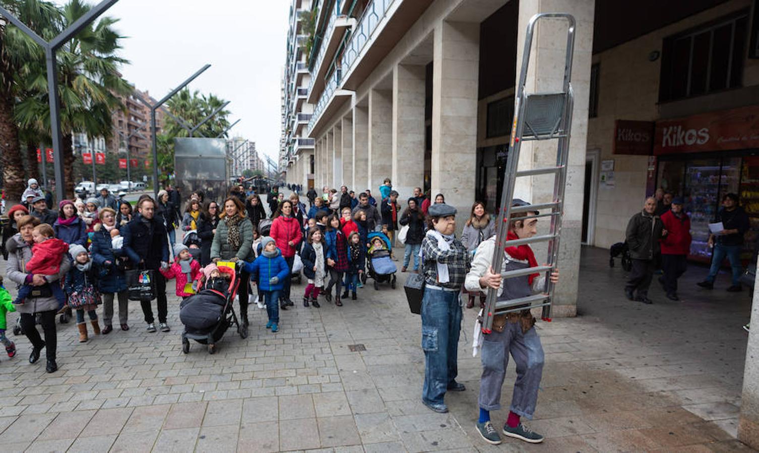 Arranca el festival de marionetas con un espectáculo callejero que recorrió el centro de Logroño