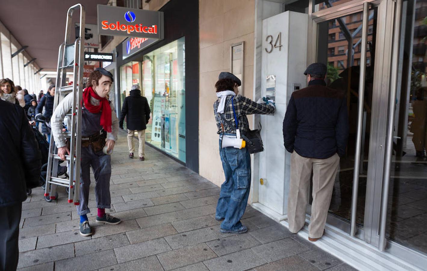 Arranca el festival de marionetas con un espectáculo callejero que recorrió el centro de Logroño