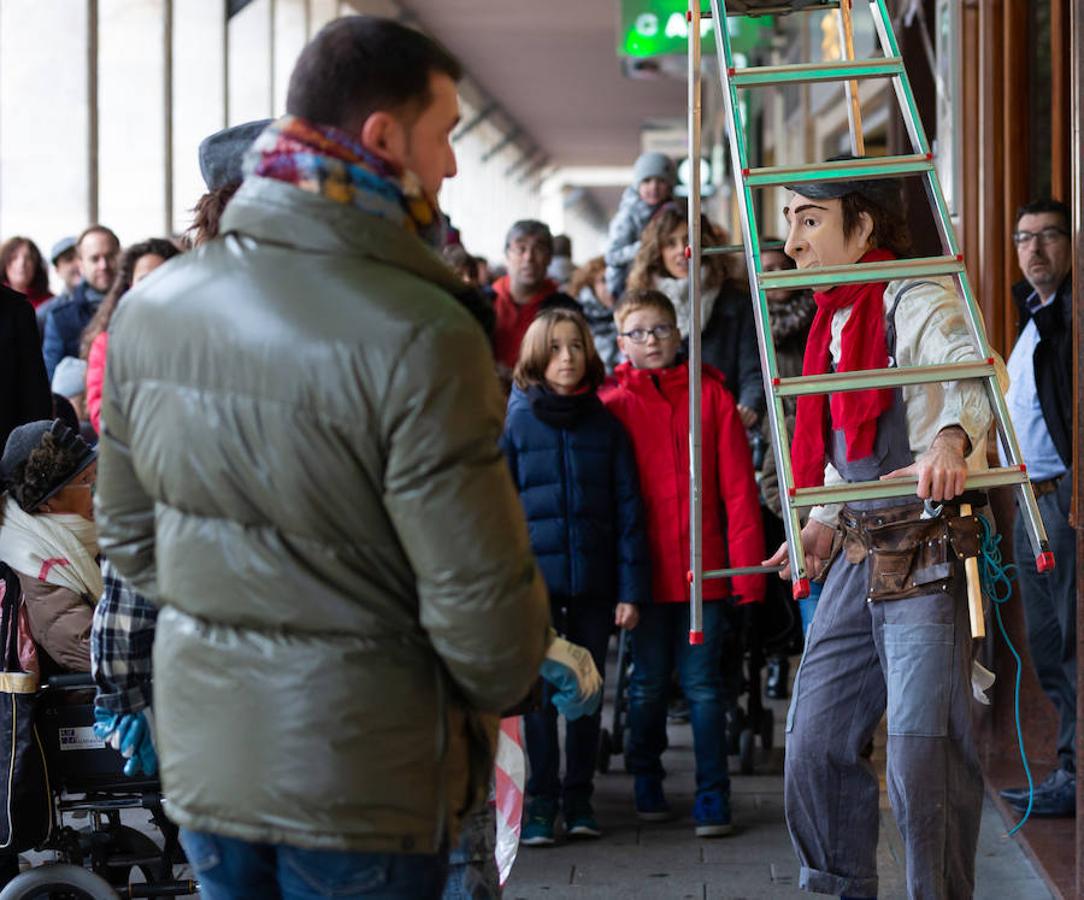 Arranca el festival de marionetas con un espectáculo callejero que recorrió el centro de Logroño