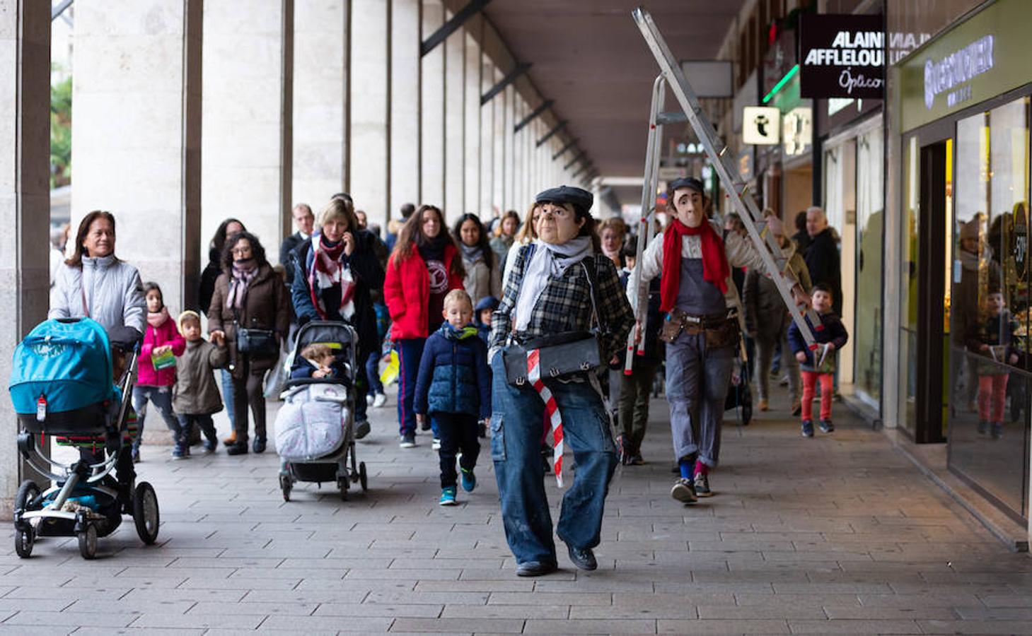 Arranca el festival de marionetas con un espectáculo callejero que recorrió el centro de Logroño