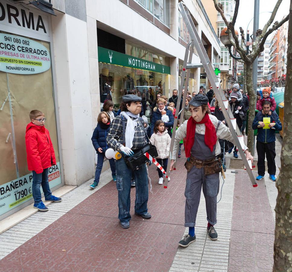 Arranca el festival de marionetas con un espectáculo callejero que recorrió el centro de Logroño