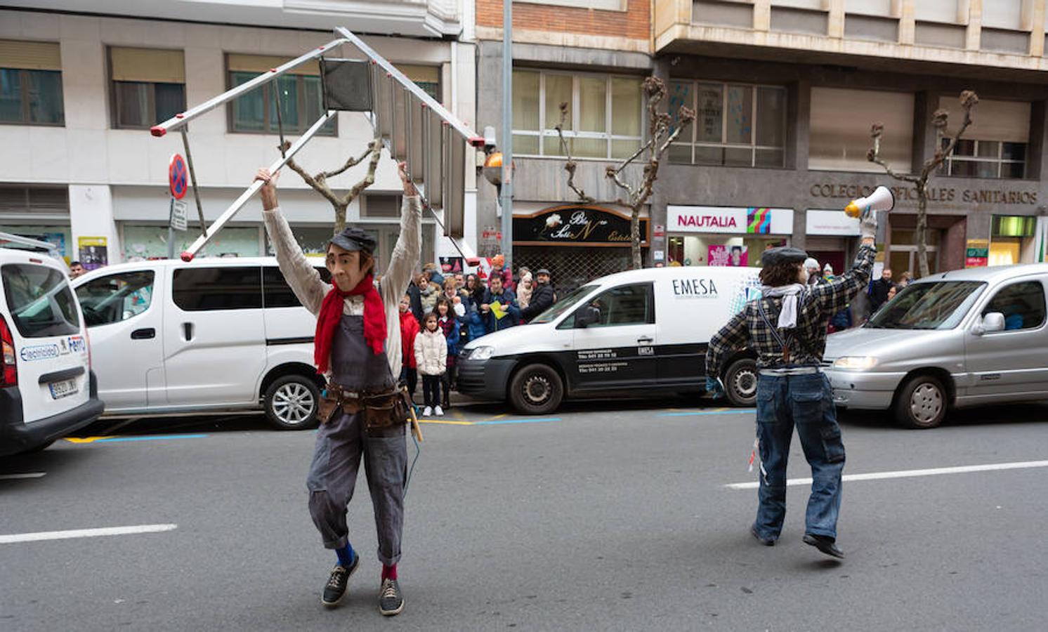 Arranca el festival de marionetas con un espectáculo callejero que recorrió el centro de Logroño