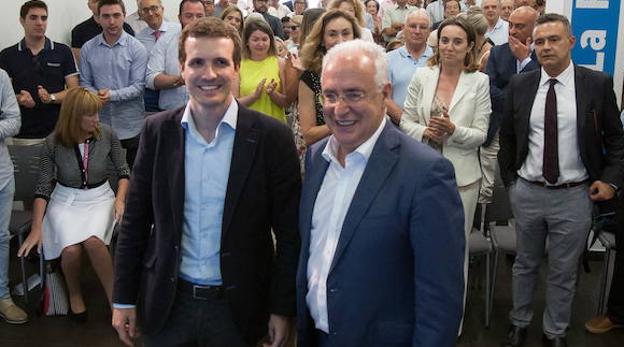 Pablo Casado, rodeado por la cúpula del PP riojano, cuando visitó la sede del partido durante las primarias.