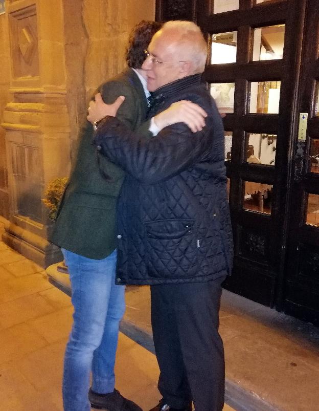 Pablo Casado y José Ignacio Ceniceros se abrazan, ayer, en la puerta de acceso al hotel Los Agustinos de Haro. 