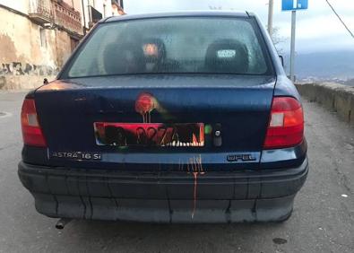 Imagen secundaria 1 - Pintadas en varios vehículos y una maceta tirada en la carretera. 