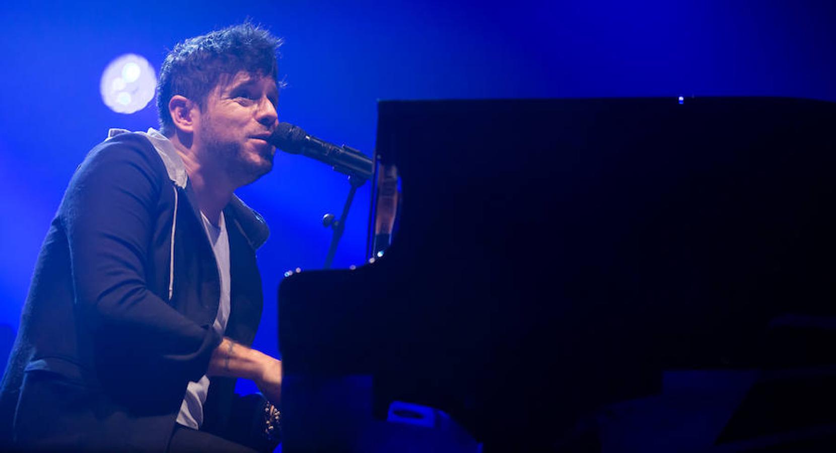 El músico y cantante Pablo López hizo de las delicias de sus fans en el concierto celebrado anoche en el Palacio de los Deportes de Logroño.