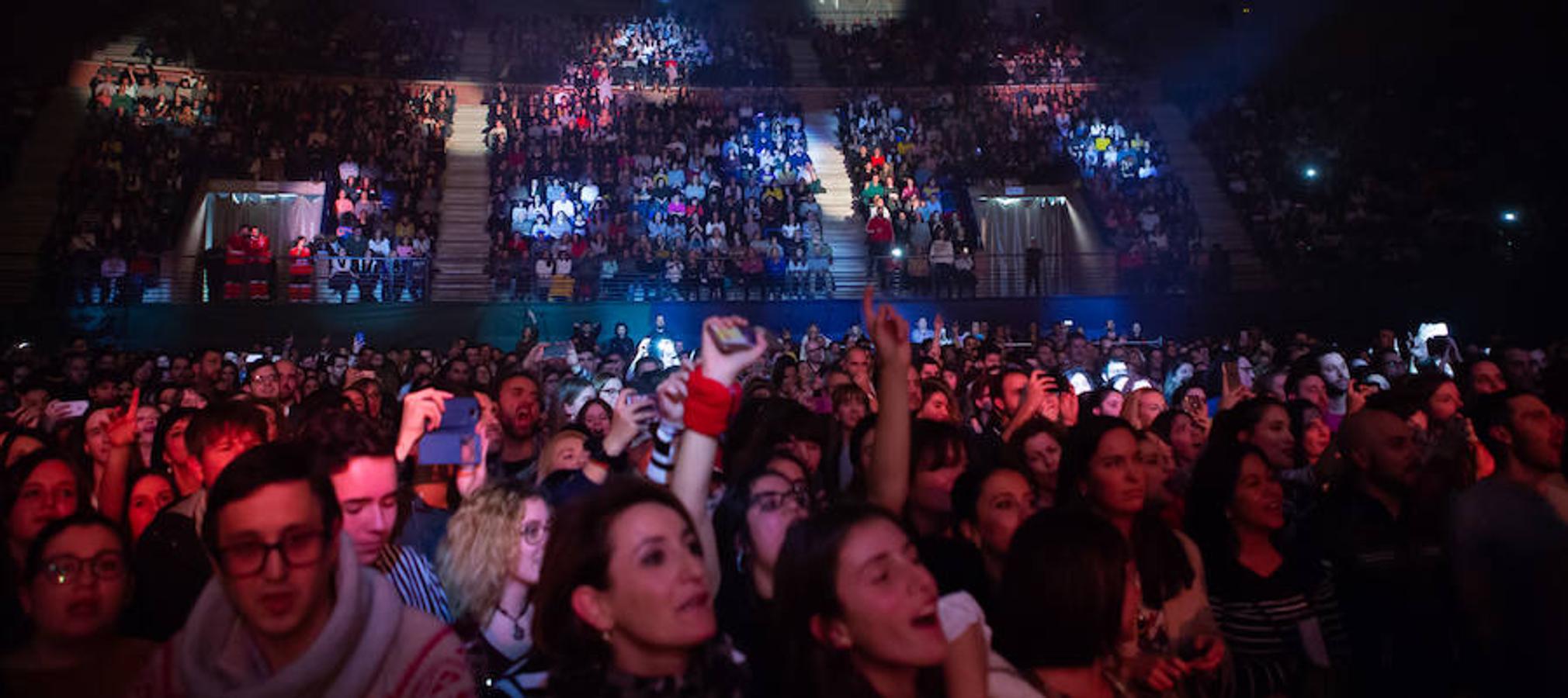 El músico y cantante Pablo López hizo de las delicias de sus fans en el concierto celebrado anoche en el Palacio de los Deportes de Logroño.