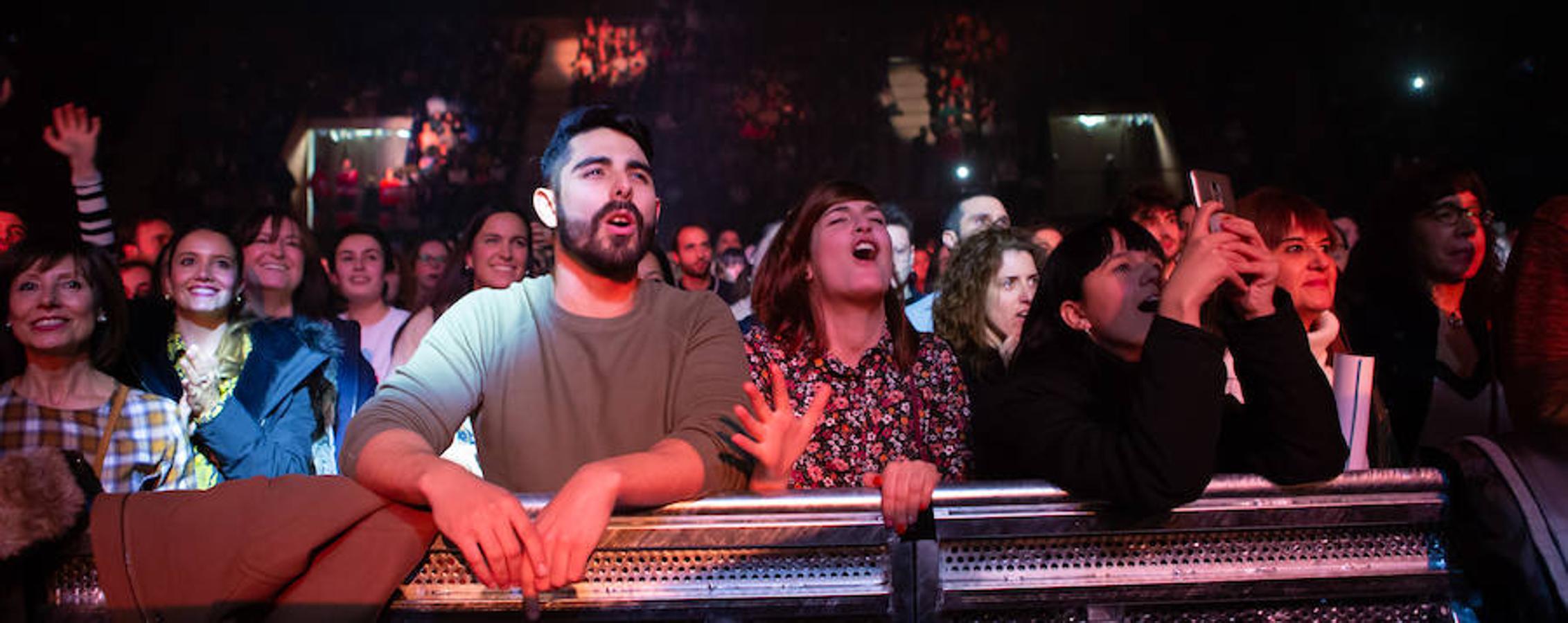 El músico y cantante Pablo López hizo de las delicias de sus fans en el concierto celebrado anoche en el Palacio de los Deportes de Logroño.