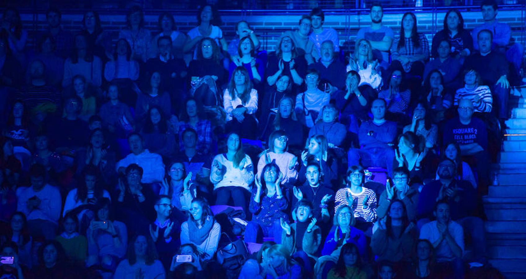 El músico y cantante Pablo López hizo de las delicias de sus fans en el concierto celebrado anoche en el Palacio de los Deportes de Logroño.