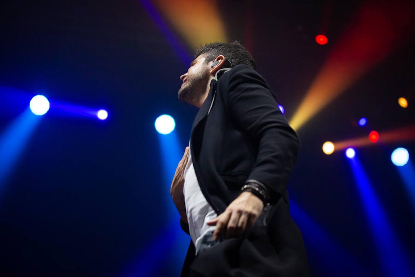 El músico y cantante Pablo López hizo de las delicias de sus fans en el concierto celebrado anoche en el Palacio de los Deportes de Logroño.