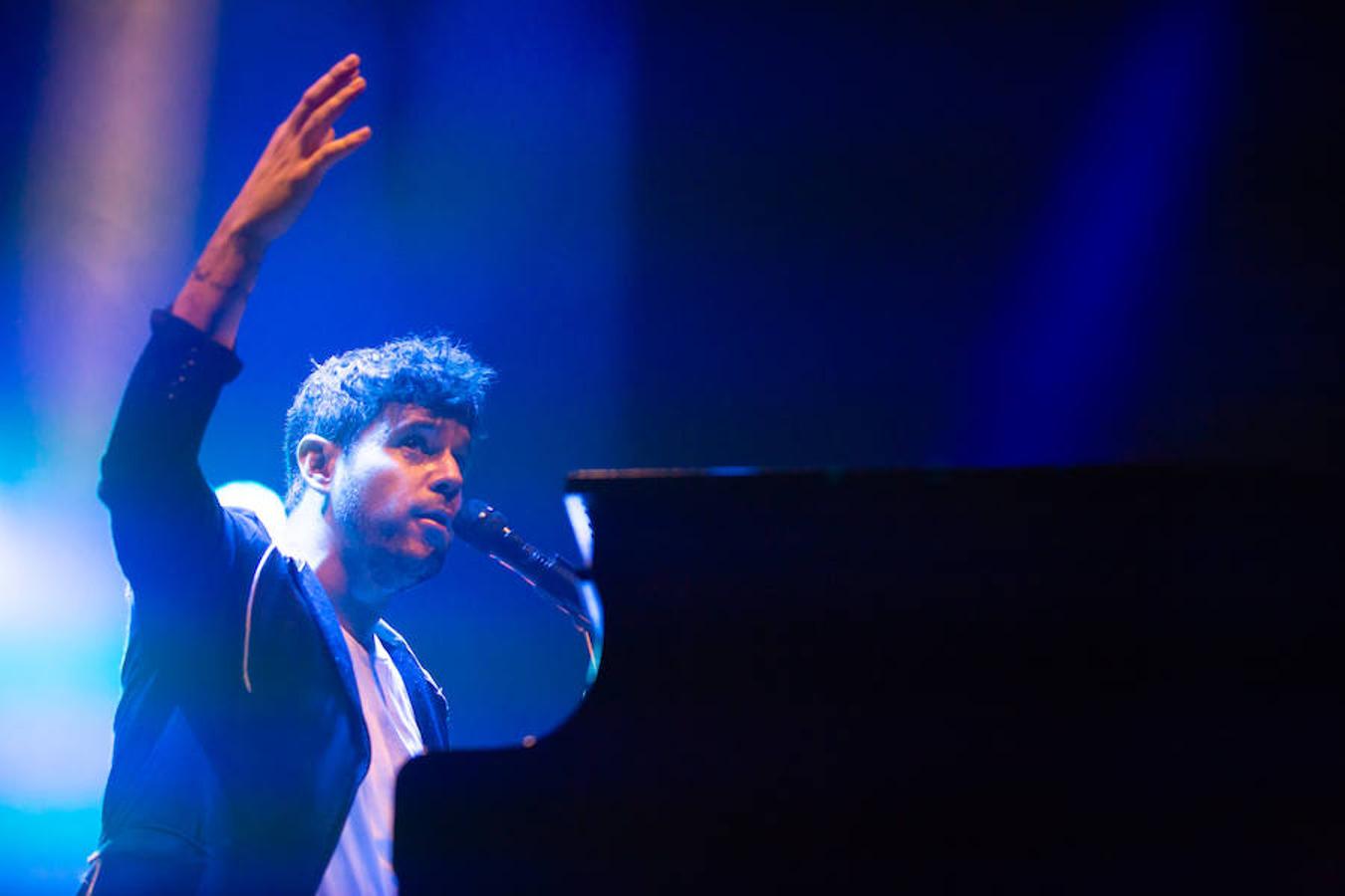 El músico y cantante Pablo López hizo de las delicias de sus fans en el concierto celebrado anoche en el Palacio de los Deportes de Logroño.