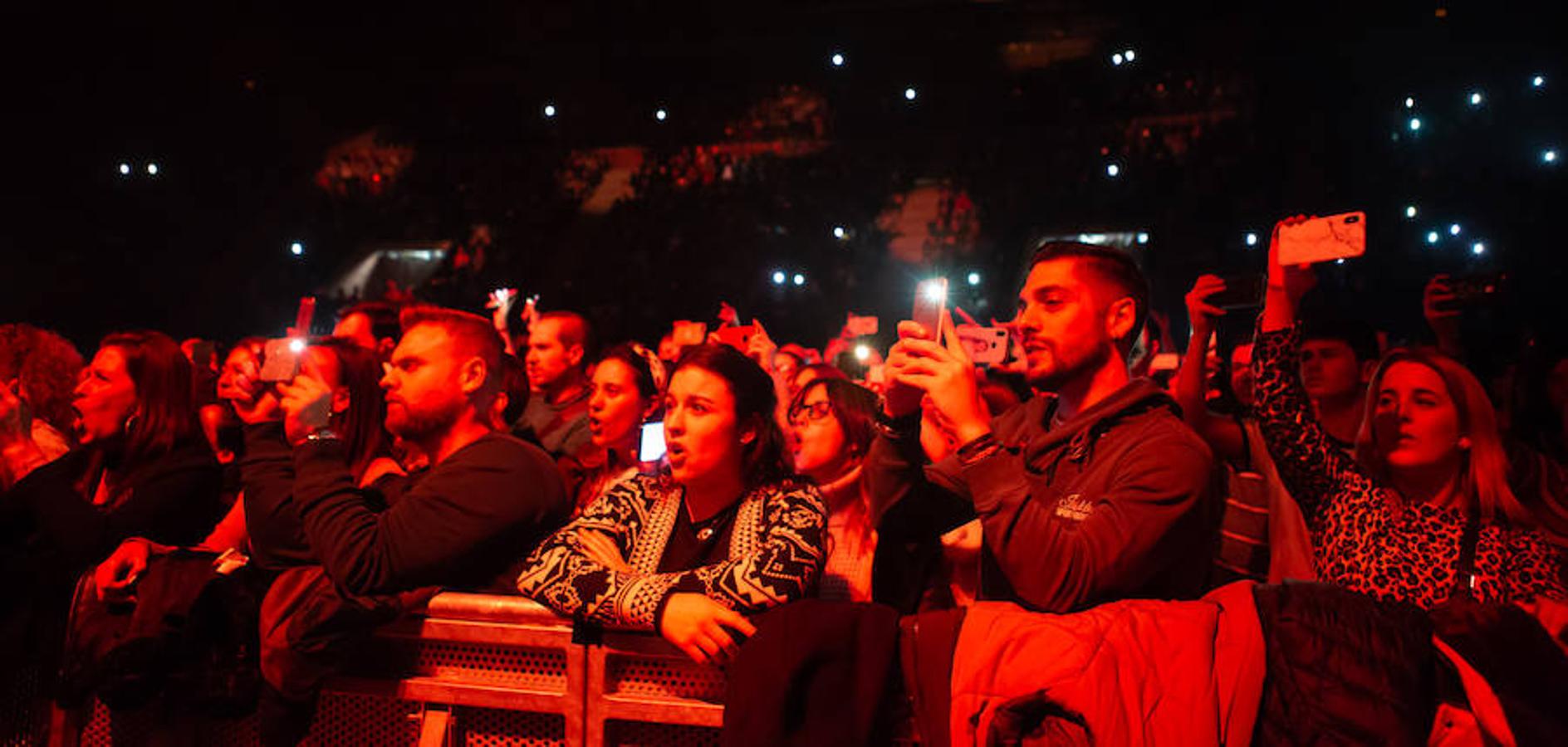 El músico y cantante Pablo López hizo de las delicias de sus fans en el concierto celebrado anoche en el Palacio de los Deportes de Logroño.