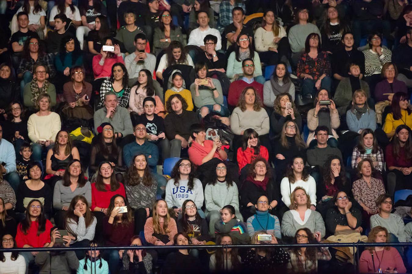 El músico y cantante Pablo López hizo de las delicias de sus fans en el concierto celebrado anoche en el Palacio de los Deportes de Logroño.