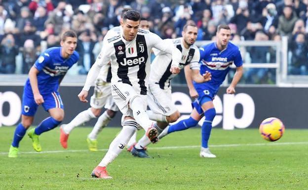 Cristiano Ronaldo marca de penalti su segundo gol ante la Sampdoria. 