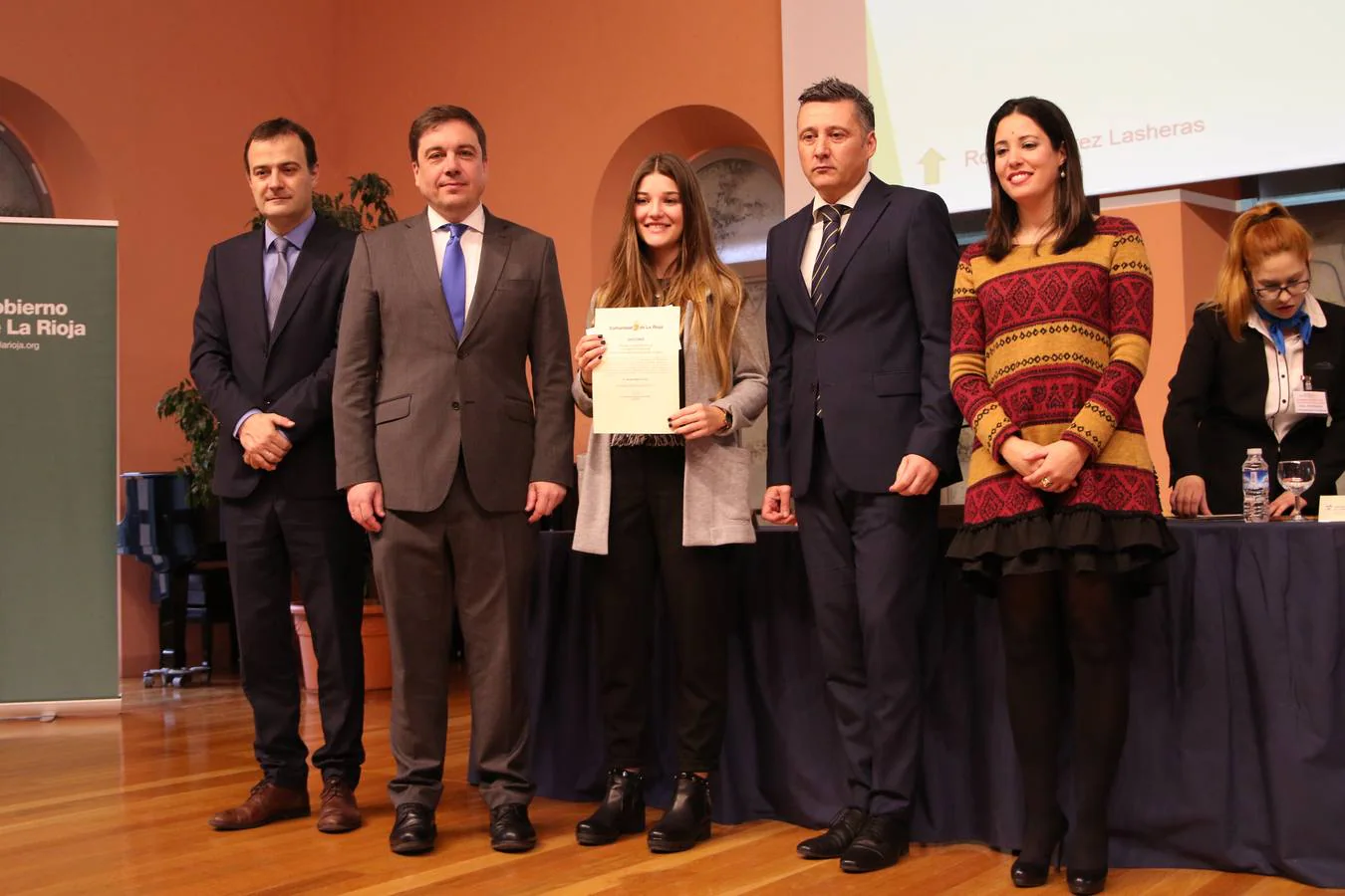 Fotos: 77 estudiantes reciben premios por sus calificaciones