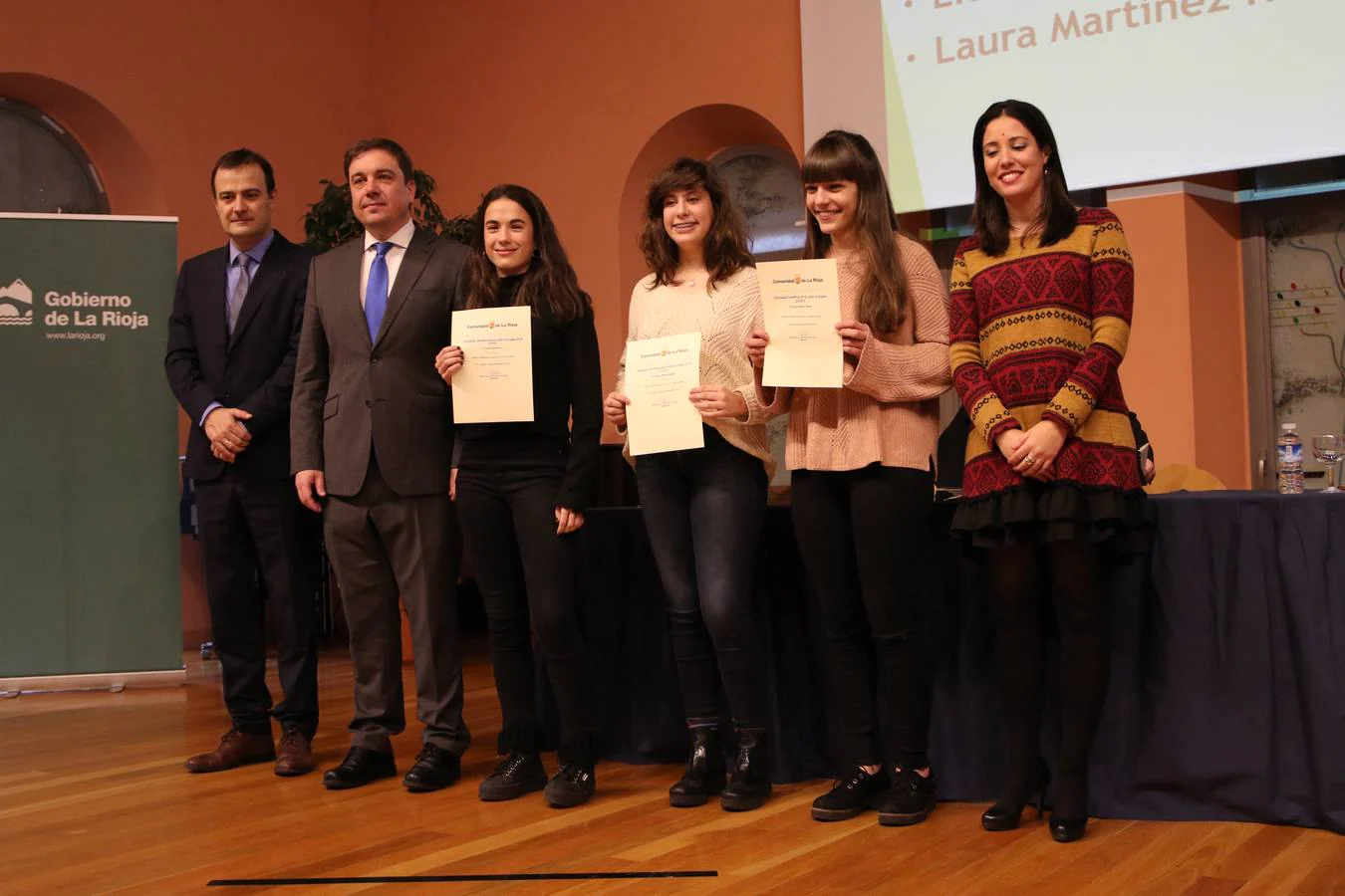 Fotos: 77 estudiantes reciben premios por sus calificaciones