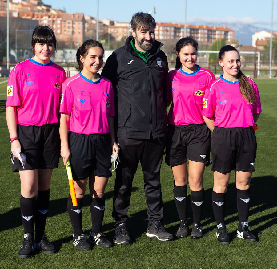 Las mamás de los futbolistas que militan en los equipso Tedeón y Villegas han protagonizado un duelo en la cumbre en el campo de Navarrete. Este partido del siglo ha servido como ejemplo de implicación familiar y de apoyo a la Asociación Española contra el Cáncer. 