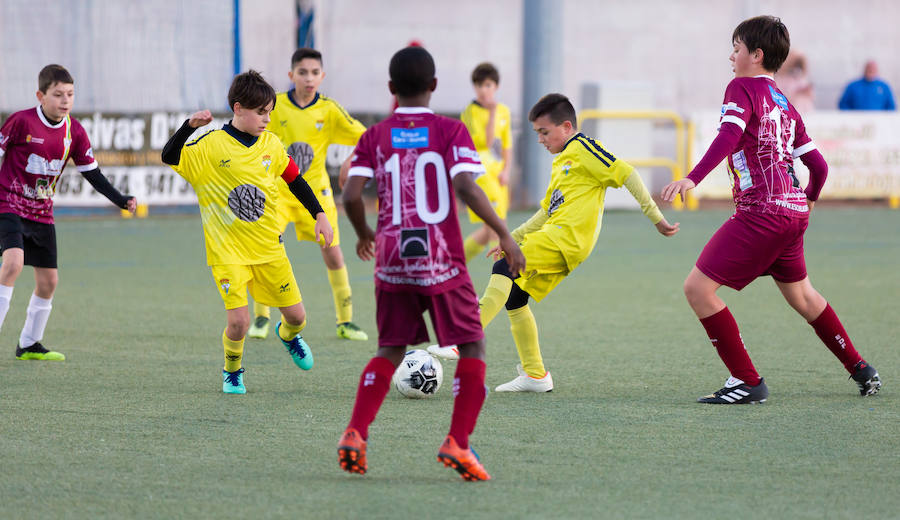 El campo de fútbol de El Salvador ha albergado un torno de fútbol 8 en el que han participado 48 equipos.