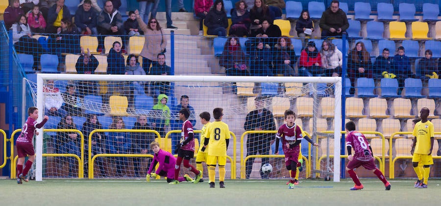 El campo de fútbol de El Salvador ha albergado un torno de fútbol 8 en el que han participado 48 equipos.